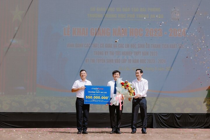 MobiFone tài trợ phòng máy tính cho trường THPT An Lão (Hải Phòng).