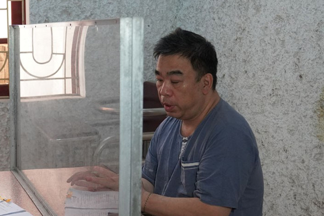 Ông Bùi Tú Cao tại cơ quan công an. (Ảnh: Công an Hoà Bình).