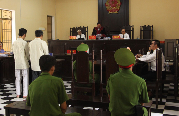 Thăng và Bình lĩnh án vì tội Cưỡng đoạt tài sản. (Ảnh: B.Đ)