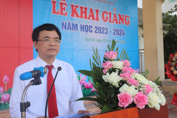 Ông Đặng Văn Tuấn, Phó Bí thư Thị ủy, Chủ tịch UBND thị xã Quế Võ phát biểu tại Lễ khai giảng và đánh trống khai giảng năm học mới tại trường THCS Nguyễn Cao.