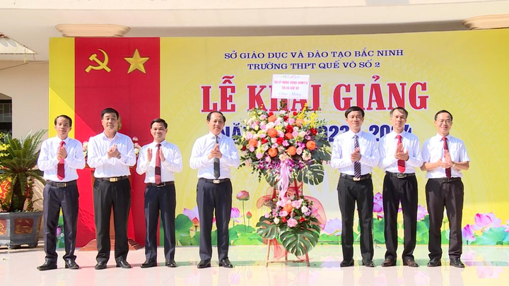 Ông Lê Hồng Phúc, Tỉnh ủy viên, Bí thư Thị ủy (thứ 4 từ trái sang) tặng hoa chúc mừng Trường THPT Quế Võ số 2 nhân dịp khai giảng năm học mới.