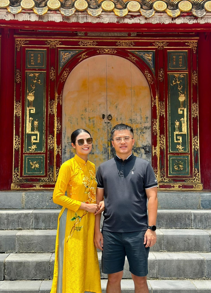 Trong dịp nghỉ lễ 2/9 vừa qua, vợ chồng Hoa hậu Ngọc Hân đã đi nghỉ dưỡng tại Huế để hâm nóng tình cảm sau gần một năm kết hôn. Người đẹp cho biết Huế là thành phố thân thuộc và có nhiều kỷ niệm gắn liền với những dấu mốc trong sự nghiệp làm nhà thiết kế áo dài của cô.