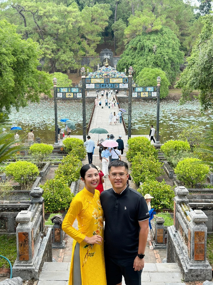 Tuy nhiên đây lại là lần đầu tiên ông xã của Ngọc Hân đến Huế. Chính vì thế, cô trở thành "hướng dẫn viên du lịch" miễn phí cho chồng. Bù lại, anh sẽ hỗ trợ cô trong các hoạt động của buổi chụp ảnh những bộ áo dài mà cô mới thiết kế.