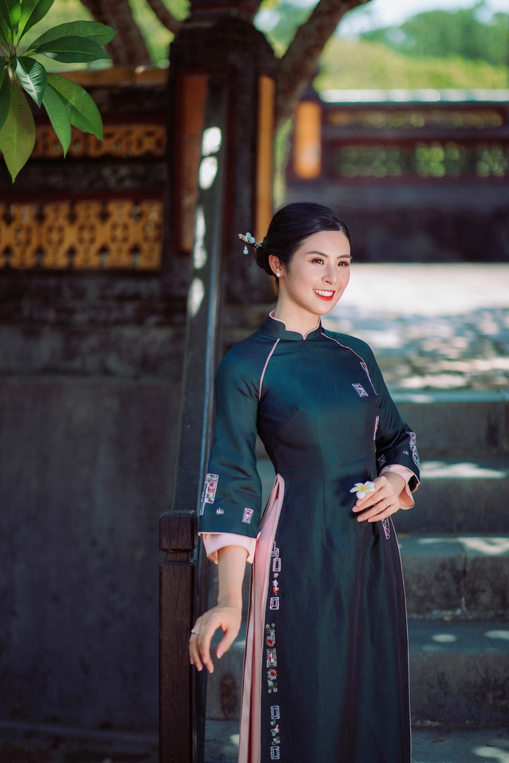 Trong suốt một ngày chụp hình, ông xã âm thầm ở phía sau ủng hộ công việc của Ngọc Hân.