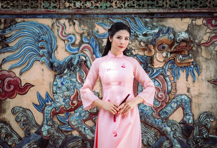 Lựa chọn lăng Tự Đức làm bối cảnh cho buổi chụp hình áo dài thu đông, Hoa hậu Ngọc Hân muốn khoe tối đa vẻ đẹp truyền thống nhưng vẫn mang âm hưởng hiện đại của bộ sưu tập lần này.