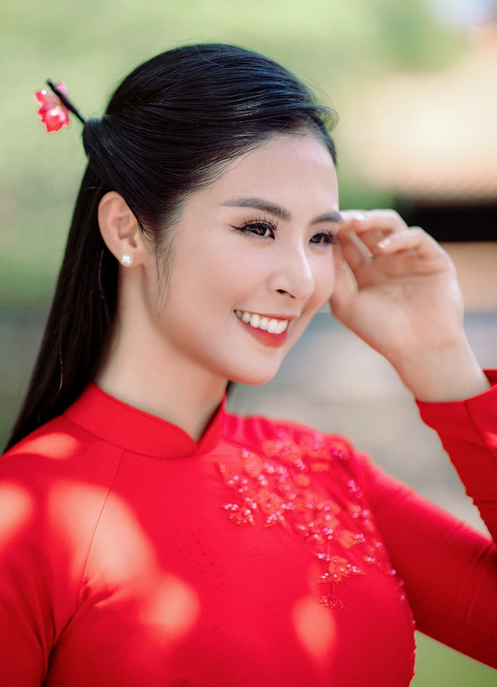 Ở bộ sưu tập "Kim Thu", Ngọc Hân khai thác các chất liệu quen thuộc như voan, voan kính, đũi, organza, đặc biệt cô còn đưa gấm Hàn Quốc, Nhật Bản vào áo dài.