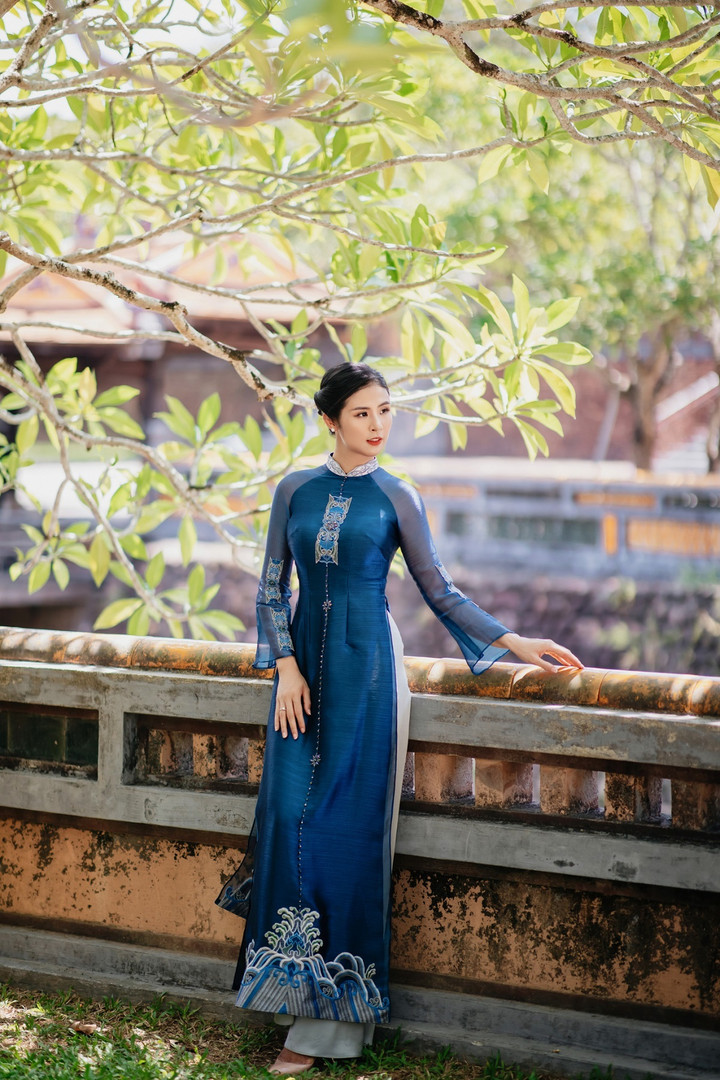 Vốn là người không ngừng sáng tạo, cô luôn cố gắng khám phá, kết hợp nhiều nét văn hóa từ các nước để đưa vào trang phục truyền thống của người Việt.