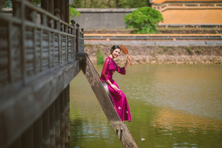 Vẫn dựa trên phom dáng truyền thống, bộ sưu tập "Kim Thu" là những thiết kế mang các gam trung tính như trắng, pastel, hồng phấn, xanh tới những tông màu nổi bật với đỏ, hồng tím… Mỗi thiết kế đều gây ấn tượng qua các chi tiết thêu thủ công những họa tiết nhẹ nhàng gợi nhớ tiết trời mùa thu đông.