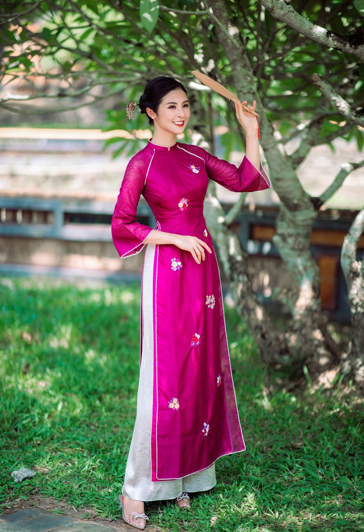 Sự phá cách và hiện đại trên áo dài do Ngọc Hân thiết kế còn thể hiện qua điểm nhấn về tay áo loe, cách cô kết hợp các gam màu áo - quần hay đính đá trên cổ áo.