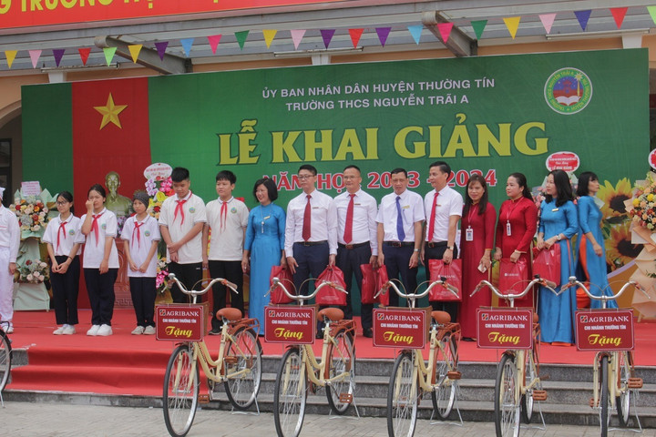 Lãnh đạo ngân hàng Agribank chi nhánh Thường Tín tặng 10 chiếc xe đạp và sách vở cho các em học sinh có hoàn cảnh khó khăn, có thành tích tốt trong học tập.