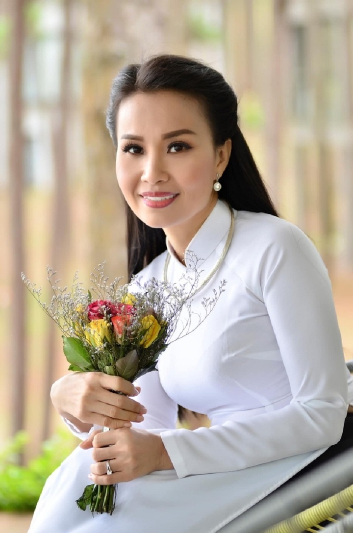 Sau khi kết hôn và sinh con, Cẩm Ly lựa chọn cuộc sống kín tiếng, an nhiên bên chồng. Nhan sắc của nữ ca sĩ ngày càng đằm thắm, mặn mà hơn.