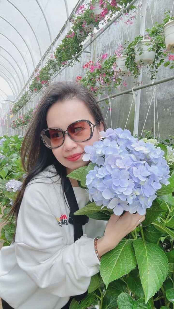 Sau thời gian dài điều trị bệnh liên quan đến thanh quản, Cẩm Ly thỉnh thoảng mới xuất hiện trên sân khấu ca nhạc. Thay vào đó, nữ ca sĩ thường xuyên chia sẻ những hình ảnh đời thường trên trang cá nhân.