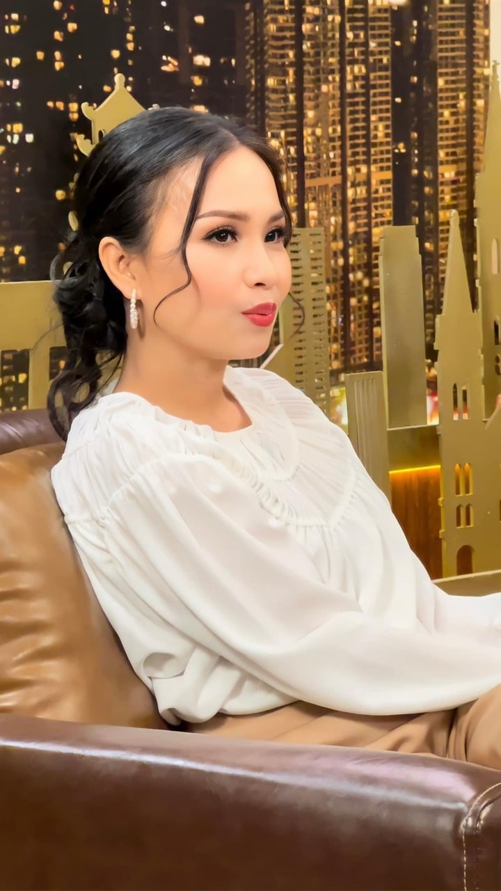 Hiếm khi xuất hiện trên sân khấu nhưng Cẩm Ly luôn nhận được sự ủng hộ, yêu mến từ khán giả. Trên sân khấu, nữ ca sĩ giữ phong thái sang trọng, thanh lịch.