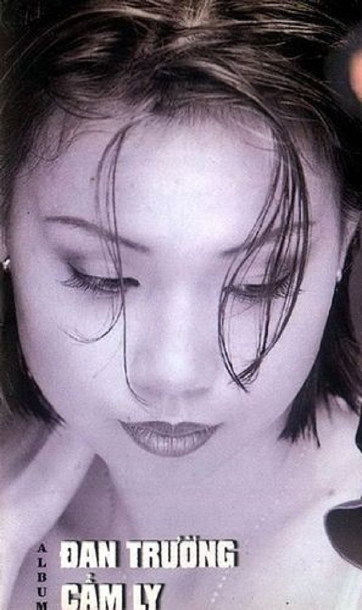 Trong giai đoạn này, Cẩm Ly theo đuổi hình ảnh nữ tính, ngọt ngào. Vẻ đẹp trong trẻo, thuần khiết của nữ ca sĩ khiến nhiều người xem chị là "nữ thần thanh xuân" trong lòng họ.