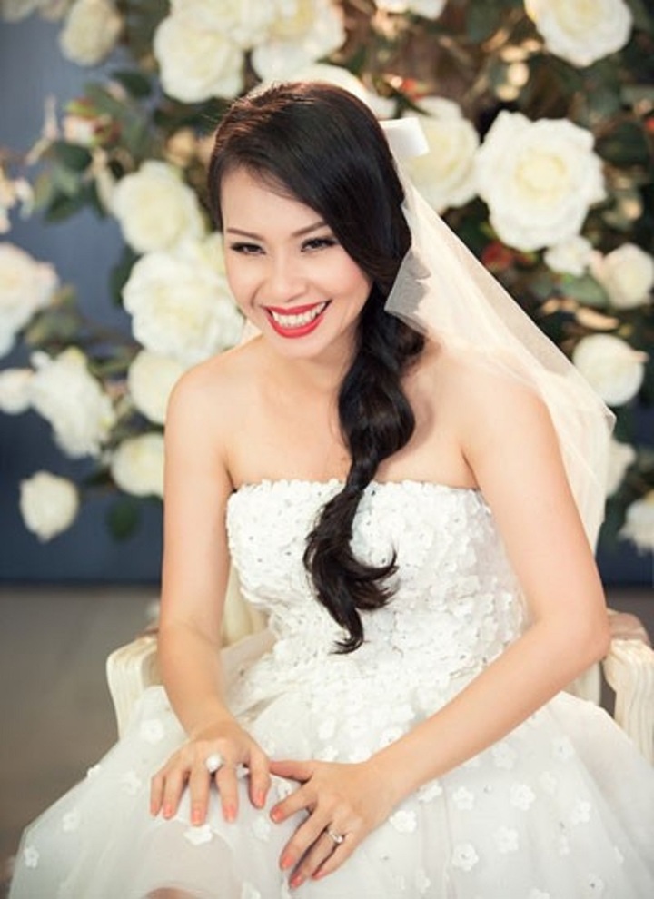 Năm 2004, Cẩm Ly lên xe hoa với nhạc sĩ Minh Vy. Ở tuổi 34, nữ ca sĩ vẫn rất trẻ trung, quyến rũ.