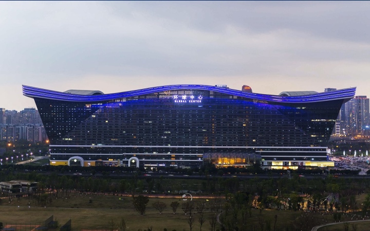 Trung tâm thương mại Toàn cầu Thế kỷ Mới (New Century Global Centre) tọa lạc tại phía Bắc Đại lộ Thiên Phủ (thuộc quận Vũ Hầu, thành phố Thành Đô, tỉnh Tứ Xuyên, Trung Quốc).