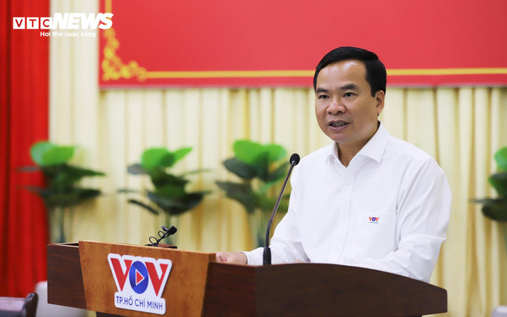 Ông Nguyễn Ngọc Năm, Giám đốc Cơ quan thường trú Đài Tiếng nói Việt Nam tại TP.HCM báo cáo tại buổi làm việc.