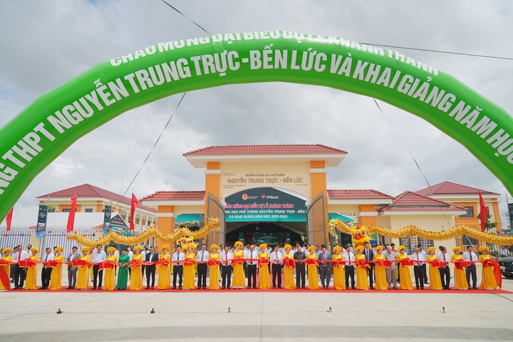 Đại diện bộ, ngành Trung ương và địa phương cùng nhà trường, đơn vị tài trợ thực hiện nghi lễ cắt băng khánh thành.