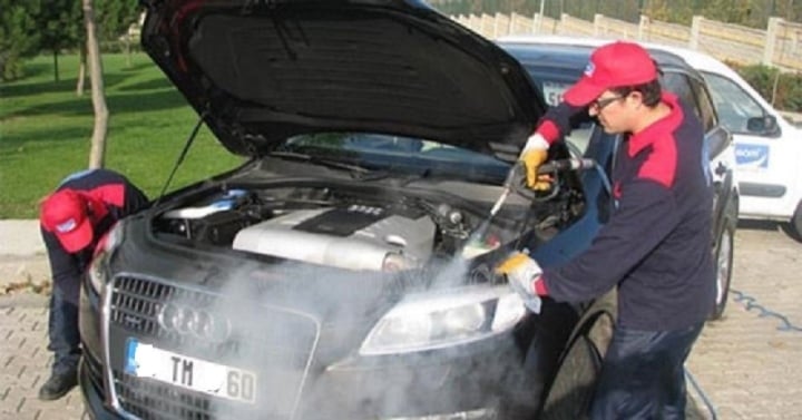 Không nên rửa xe khi động cơ xe còn đang nóng vì sẽ gây tác động tiêu cực đối với các chi tiết trên xe. (Ảnh minh họa)