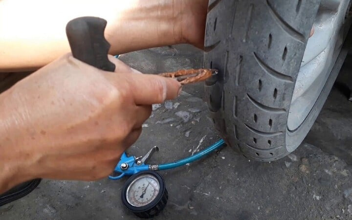 Vá dùi lốp không săm là một trong những phương pháp vá lốp khá phổ biến và được rất nhiều người sử dụng. (Ảnh minh họa: Tinxe.vn)