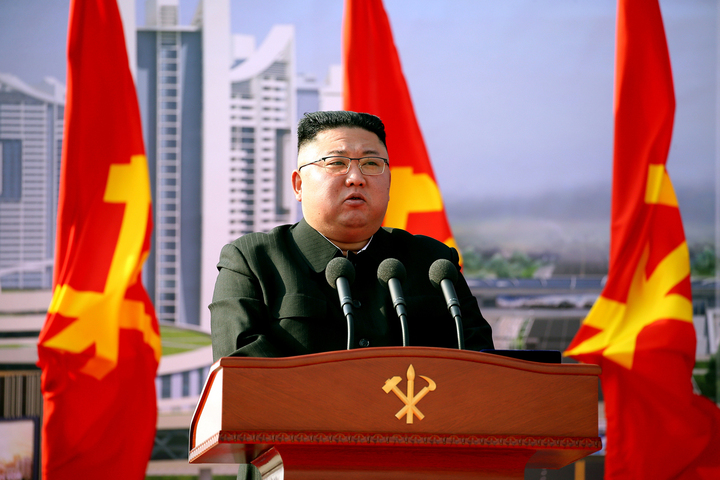 Nhà lãnh đạo Triều Tiên Kim Jong-un phát biểu tại Lễ khởi công dự án 10.000 căn hộ ở thành phố Bình Nưỡng (Triều Tiên) trong năm 2023.
