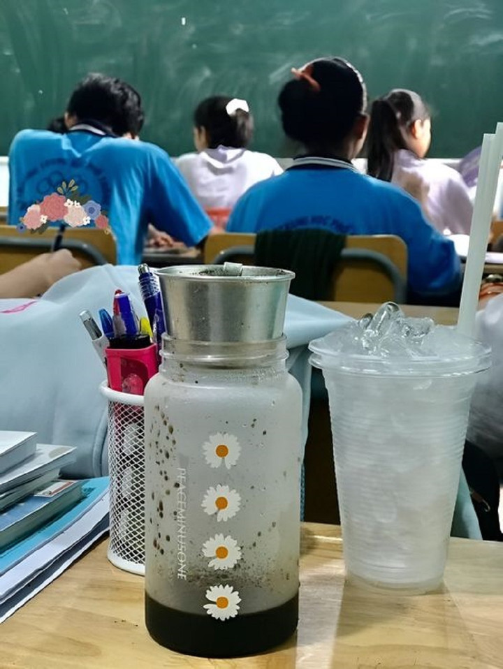 Làm ly cafe tỉnh táo để học. (Ảnh: Trường Người Ta)