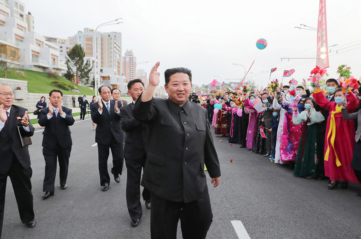 Nhà lãnh đạo Triều Tiên Kim Jong-un chào hỏi người dân tới dự lễ khánh thành căn hộ mới.