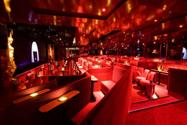 Không gian khép kín và riêng tư của quán rượu khỏa thân nổi tiếng Paris. Ảnh: Crazy Horse.