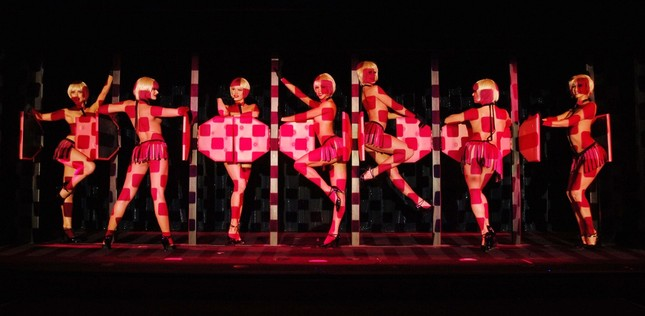 Các tiết mục tại Crazy Horse đều dán nhãn 18+. Ảnh: Crazy Horse.