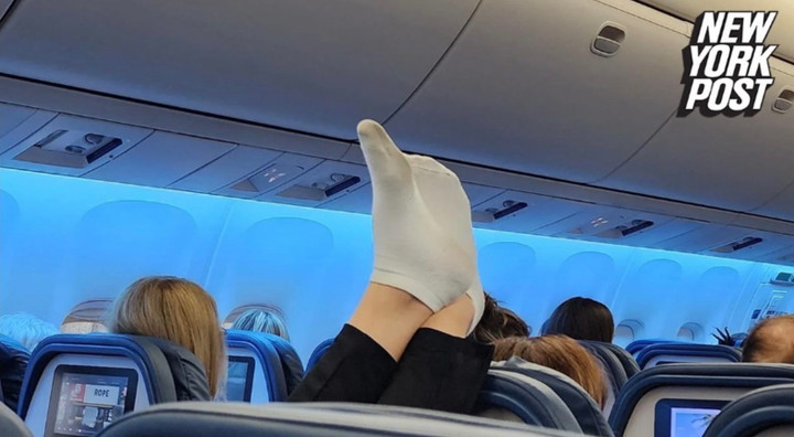 Một nữ hành khách thản nhiên gác trân lên tựa đầu ghế trong một chuyến bay. (Ảnh: New York Post)