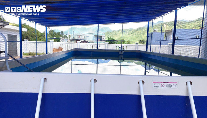 Cạnh đó, trường học cũng được đầu tư hệ thống cơ sở vật chất phục vụ môn giáo dục thể chất cho học sinh như bể bơi, sân tập các môn thể dục trong nhà đảm bảo an toàn cho học sinh khi trời nắng nóng hoặc mưa gió.