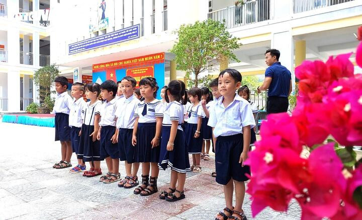 Trả lời VTC News, cô Lê Thị Thanh Xuân, Phó Hiệu trưởng phụ trách Trường Tiểu học Hòa Bắc cho biết, trong ngày đầu, trong tổng số đăng ký thì chỉ 34 học sinh không được đi học nhưng đến hôm nay, con số này tăng lên tổng cộng 54 em. Tất cả các em đều là học sinh trú thôn Nam Yên. Theo cô Xuân, phụ huynh không cho con em mình đi học là để phản đối việc sáp nhập trường với lý do trường mới này xa, chỉ chấp nhận cho con đi học tại điểm trường cũ ở thôn Nam Yên.