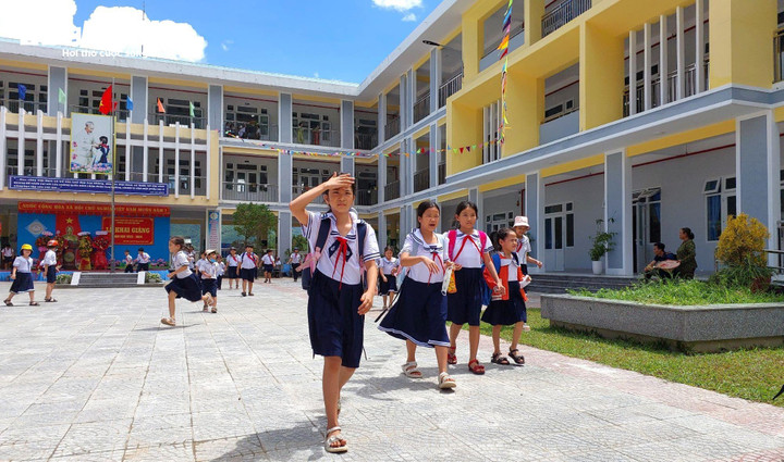 Trước đó, trong lễ khai giảng năm học mới, các phụ huynh thôn Nam Yên không đưa con đến trường mới mà tổ chức đưa các em đến điểm trường cũ tập trung để phản đối. Sự việc sau đó được một số người chụp ảnh đưa lên mạng xã hội, và nói rằng chính quyền không quan tâm đến học sinh, khai giảng năm học mà chỉ có phụ huynh với học sinh, không có thầy cô giáo.