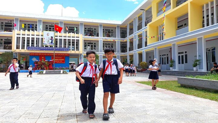 Cũng theo cô Xuân, chủ trương sáp nhập các điểm trường về Trường Tiểu học Hòa Bắc có kế hoạch cụ thể, tuyên truyền rộng rãi từ sớm và hiện học sinh các thôn An Định, Lộc Mỹ và Nam Mỹ đến điểm trường mới, chỉ còn 54 học sinh ở thôn Nam Yên không được phụ huynh cho đi học để phản đối việc sáp nhập.