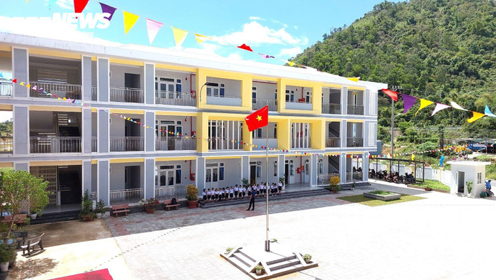 Chia sẻ tại buổi đối thoại, ông Tô Văn Hùng, Bí thư Huyện Hòa Vang cho biết, bản thân ông đã đi đến nhà một số phụ huynh ở thôn Nam Yên (những phụ huynh không cho con qua học tại điểm trường mới tại thôn Phò Nam) để lắng nghe tâm tư, nguyện vọng. Người dân thôn Nam Yên cho rằng đến học tại trường mới quá xa, nhiều người làm công nhân, phải đi sớm về muộn, không thuận tiện đón đưa nên không cho con đi học. “Tôi đi thực tế, bật công tơ mét để đo quãng đường, nhà xa trường nhất cũng chỉ khoảng 2km nên nói xa là không thuyết phục. Còn chuyện vì công việc, phải đi sớm, về muộn, không thuận lợi cho việc đưa đón con thì phụ huynh cần suy nghĩ lại. Tuyến đường phụ huynh đi làm cũng là tuyến đường qua trường mới nên thuận tiện. Phụ huynh không thể vin vào lý do đó để lấy mất quyền được học hành của con em mình”, ông Hùng nói.