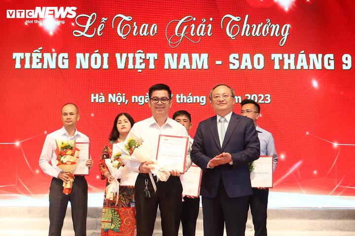 Tổng Giám đốc VOV Đỗ Tiến Sỹ trao giải Vàng cho đại diện nhóm tác giả Vũ Minh Khang (Báo điện tử VTC News) với tác phẩm "Vào sào huyệt, thành Thánh đồ, vạch trần tà đạo Hội Thánh Đức Chúa Trời Mẹ".