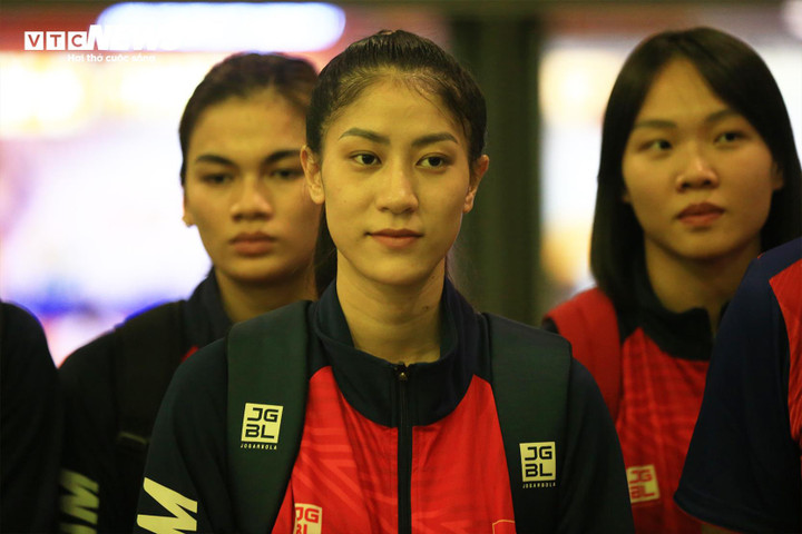 Kiều Trinh cười dịu dàng trong ngày trở về. Cô là một trong những trụ cột của đội và được gắn với danh hiệu "hoa khôi" của đội tuyển bóng chuyền nữ Việt Nam.