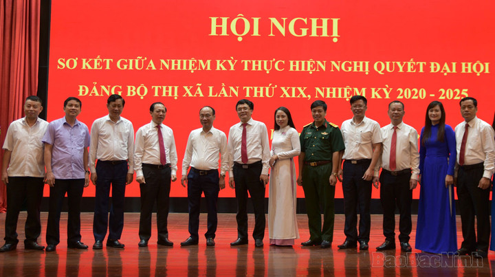 Các đại biểu dự Hội nghị sơ kết giữa nhiệm kỳ Đảng bộ thị xã Quế Võ. (Nguồn: Báo Bắc Ninh)