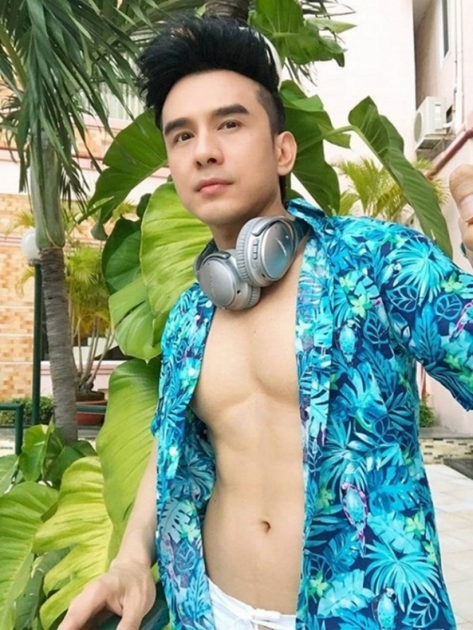 Sau nhiều năm, Đan Trường của hiện tại không có nhiều thay đổi so với ngày xưa dù đã bước vào tuổi 46. "Anh Bo" vẫn giữ được nét trẻ trung, phong độ không khác gì thời trẻ. Đáng nói, nhờ chăm luyện tập thể thao, nam ca sĩ còn sở hữu thân hình săn chắc, cơ bụng 6 múi.