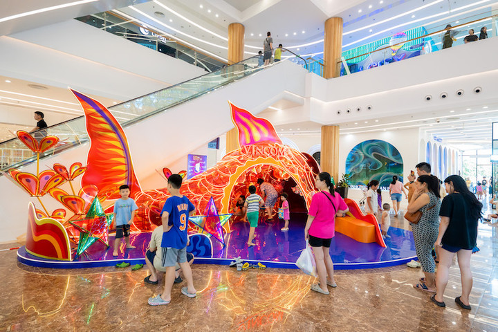 Đèn lồng Cá chép khổng lồ với không gian Trung thu rực rỡ bên trong trở thành điểm check-in được các gia đình trẻ yêu thích.