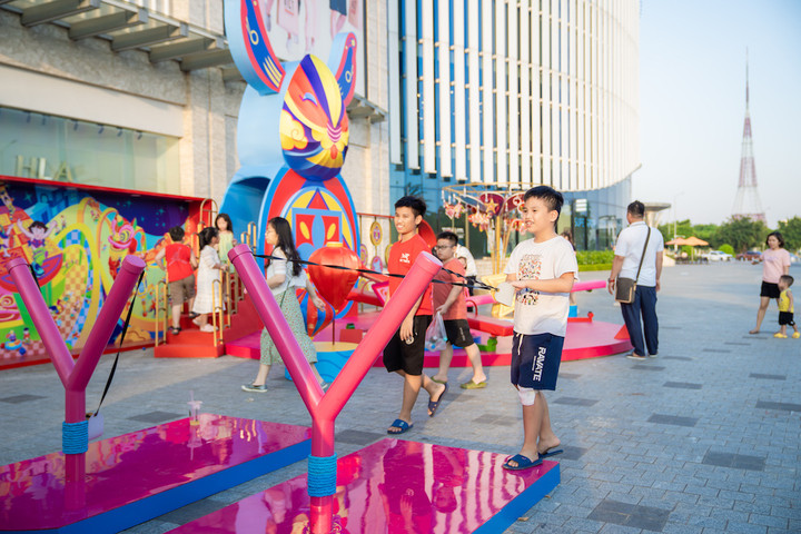 Các bạn nhỏ thích thú với các trò chơi dân gian xuất hiện ngay giữa lòng thành phố.