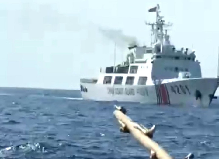 Tàu Trung Quốc số hiệu 4201 truy đuổi và sử dụng vòi rồng phun nước vào tàu QNg 90495 TS với áp lực lớn.