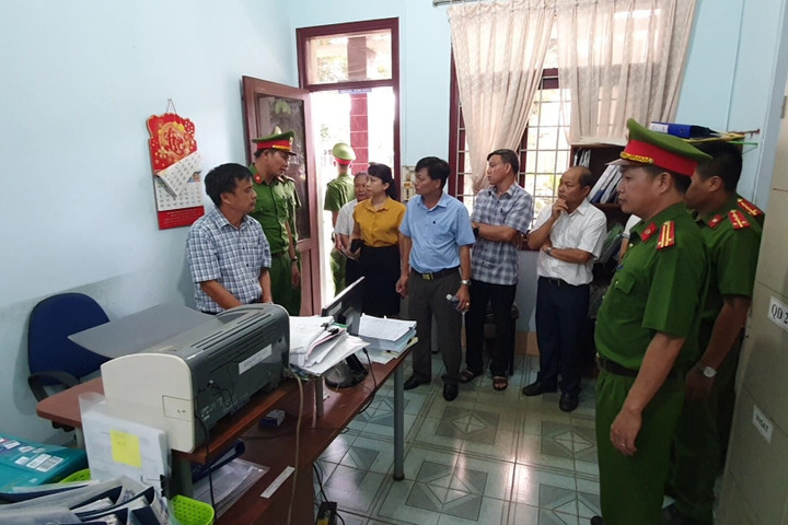 Công an đang làm việc với một số bị can. Ảnh: SĐ