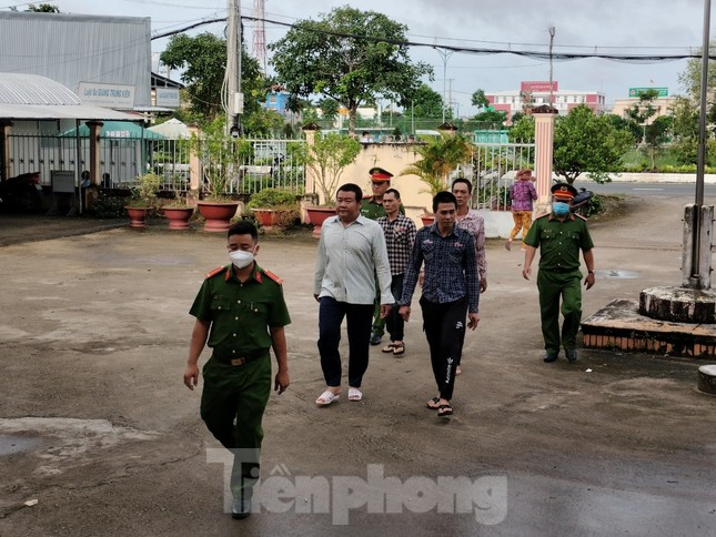 Các bị cáo được dẫn đến phiên toà. (Ảnh: Tân Lộc)