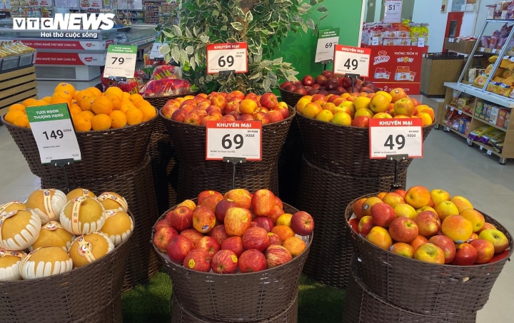 Tại siêu thị, giá trái cây cũng không còn đắt đỏ như trước. Các loại táo New Zealand, Pháp, Nam Phi…đang được bán với giá từ 49.000 - 200.000 đồng/kg tùy loại.