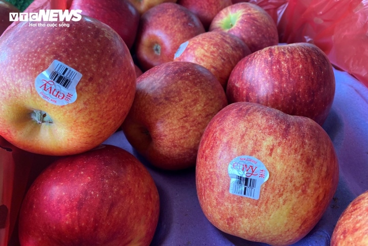 Loại táo Envy nhập từ Mỹ được mệnh danh là “nữ hoàng” của các cửa hàng trái cây hiện giá cũng giảm rất mạnh so với thời điểm đầu năm.