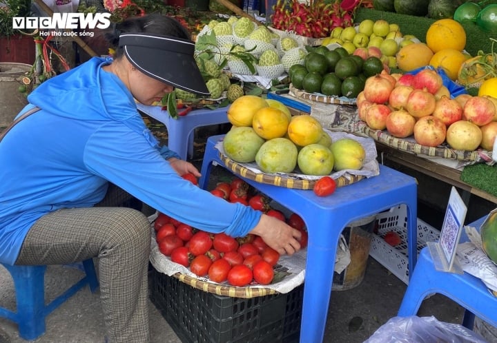 Chị Hoa, bán hàng tại chợ Nam Trung Yên (Cầu Giấy, Hà Nội) cho biết: “Táo Envy hiện tôi đang bán với giá khoảng 160.000 đồng/kg. Giá này gần như là rẻ nhất từ trước đến nay. Hồi đầu năm, loại táo này có giá 250.000 đồng/kg, nghĩa là hiện tại đã giảm 90.000 đồng/kg