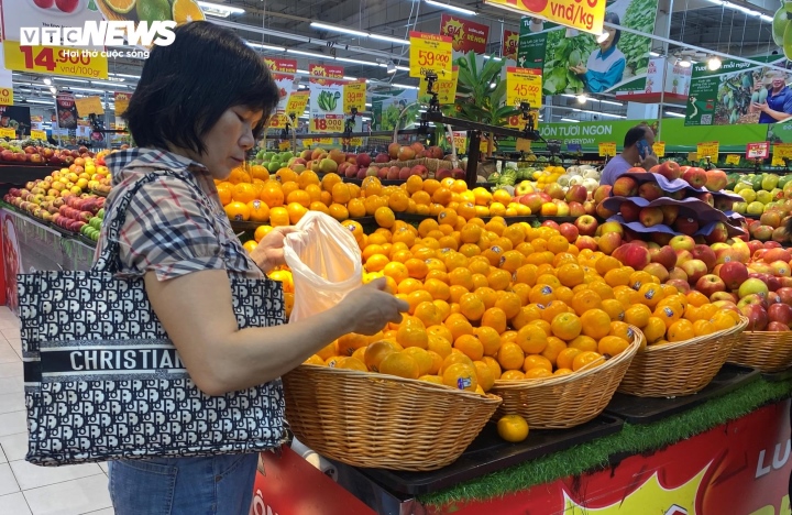 Chị Nguyễn Thị Hằng (Cầu Giấy, Hà Nội) tỏ vẻ bất ngờ nói: “Chưa bao giờ tôi thấy trái cây nhập ngoại lại rẻ như bây giờ, có loại chưa đến 50.000 đồng/kg. Giá này thì bất kỳ ai cũng có thể mua về thưởng thức được