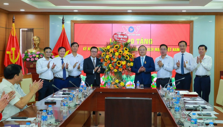 Các đại biểu chụp ảnh kỷ niệm.