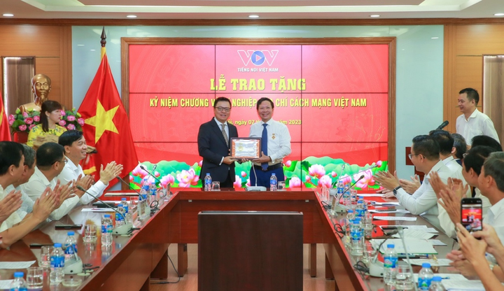 Phó Tổng Giám đốc VOV Vũ Hải Quang nhận kỷ niệm chương.